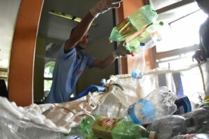 Imagem da notícia - Espaço PET da Faar recebeu, em quatro meses, mais de 6 mil garrafas plásticas