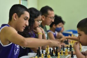 Aulas de xadrez na Vila Olímpica contribuem para raciocínio lógico dos alunos