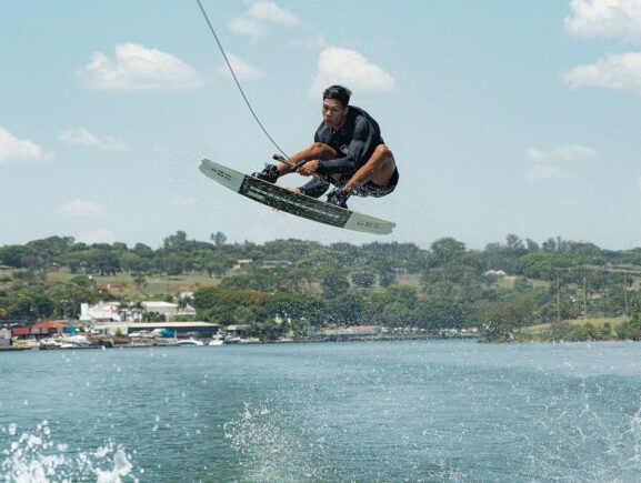 Atleta amazonense conquista mais um título brasileiro no wakeboard